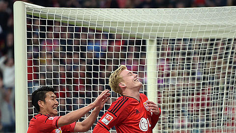 2. Mai 2015: Die Leverkusener Julian Brandt (rechts) und Heung-Min Son feiern am 31. Bundesliga-Spieltag das 2:0 gegen den FC Bayern.