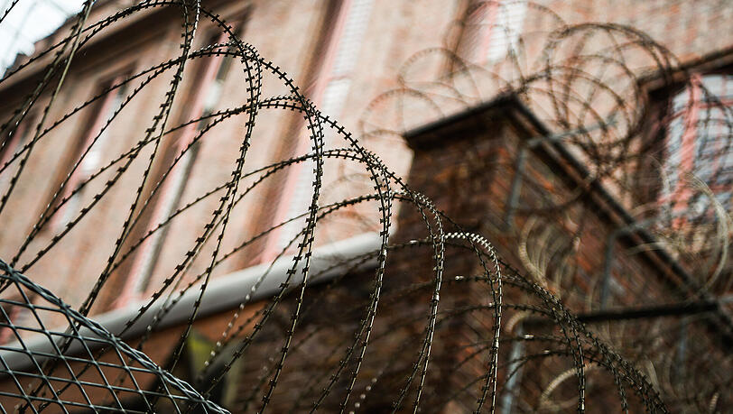Der 18-jährige Häftling sowie drei Mitarbeiter der JVA erlitten leichte Rauchgasvergiftungen. (Symbolbild) Der 18-jährige Häftling sowie drei Mitarbeiter der JVA erlitten leichte Rauchgasvergiftungen. (Symbolbild)