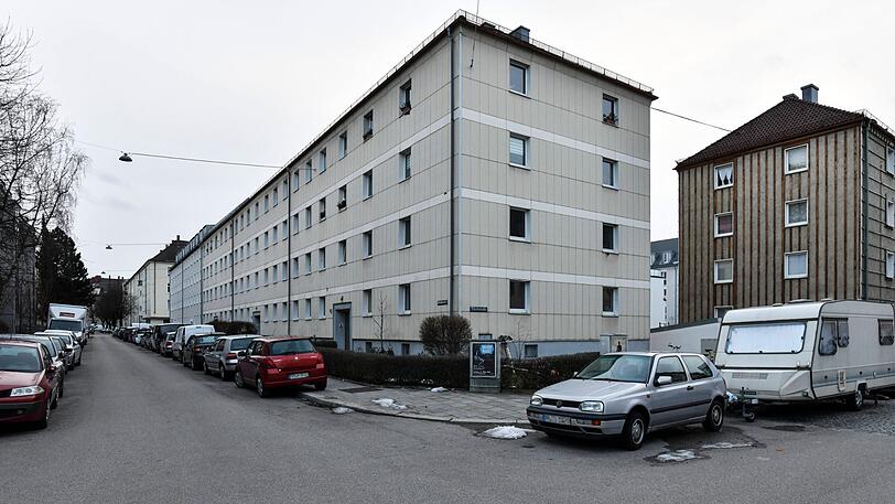 40 Jahre lang ist an dem Haus in der Brahmsstraße fast nichts gemacht worden. Nach der Modernisierung steigen die Mieten fast ums Doppelte.
