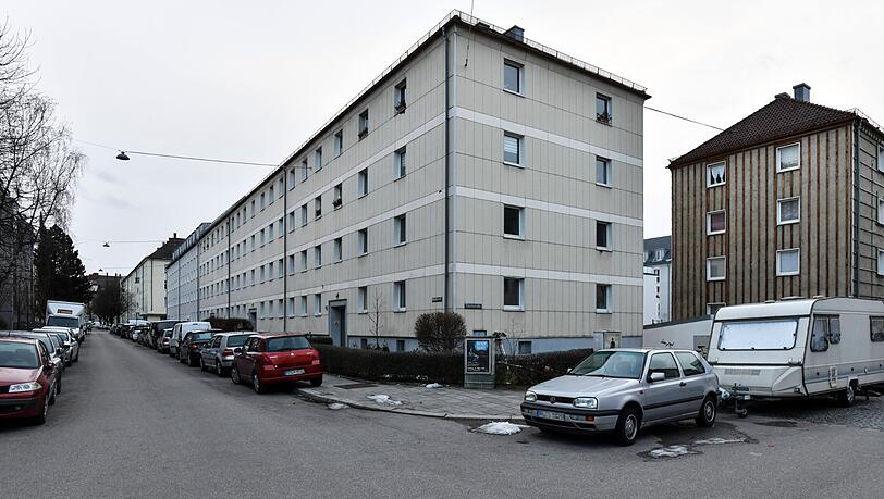 40 Jahre lang ist an dem Haus in der Brahmsstraße fast nichts gemacht worden. Nach der Modernisierung steigen die Mieten fast ums Doppelte. 40 Jahre lang ist an dem Haus in der Brahmsstraße fast nichts gemacht worden. Nach der Modernisierung steigen die Mieten fast ums Doppelte.