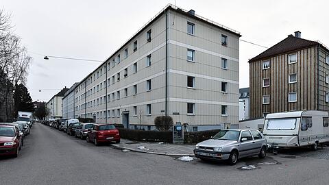 40 Jahre lang ist an dem Haus in der Brahmsstraße fast nichts gemacht worden. Nach der Modernisierung steigen die Mieten fast ums Doppelte.