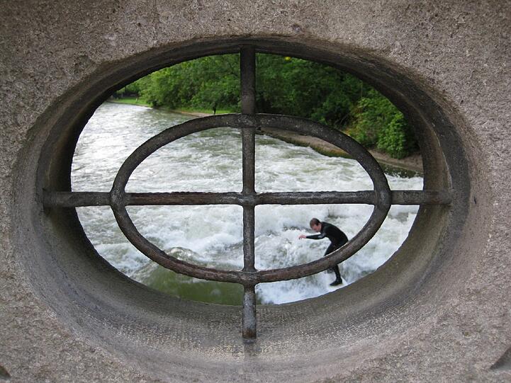 Lehel: Die Surfer im Eisbach kennen keine Jahreszeiten - bei jedem Wetter kann man sie in den Fluten beobachten.
