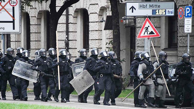 Das USK stürmte das Haus und durchsuchte jedes Geschoss.