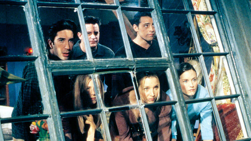 Die Schauspieler David Schwimmer (o.l.), Matthew Perry, Matt LeBlanc, Jennifer Aniston (u.l.), Lisa Kudrow und Courteney Cox blicken aus dem "Friends"-WG-Fenster