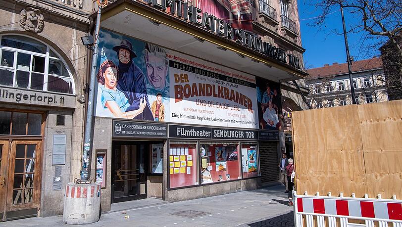 Im Filmtheater wird Premiere gefeiert. Im Filmtheater wird Premiere gefeiert.