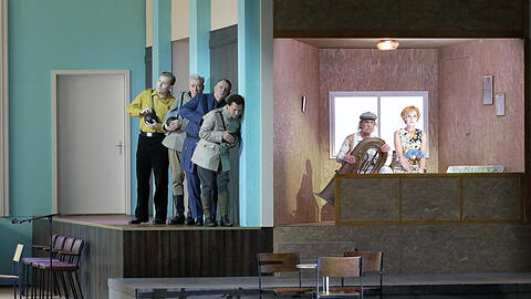 Das "Giuditta"-Ensemble der Bayerischen Staatsoper in einer klassischen Marthaler-Lauschposition mit Vida Mikneviciute in der Titelrolle.