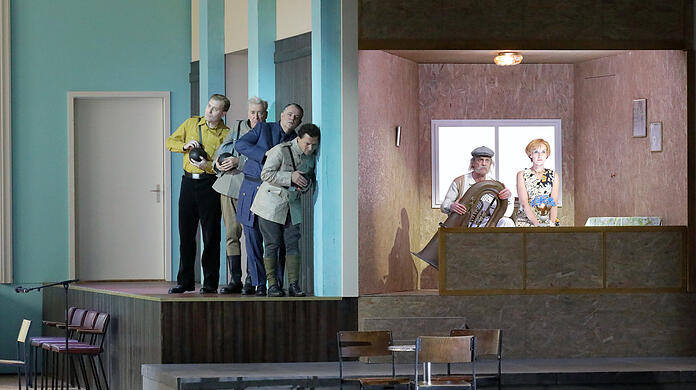 Das "Giuditta"-Ensemble der Bayerischen Staatsoper in einer klassischen Marthaler-Lauschposition mit Vida Mikneviciute in der Titelrolle.