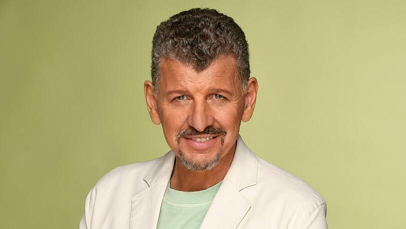 Schlagerstar Semino Rossi meldet sich mit seinem neuen Album "Heute hab ich Zeit für dich" zurück.