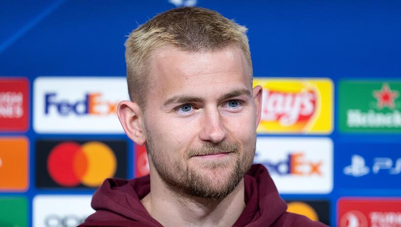 Pressekonferenz FC Bayern München in der Allianz Arena. Matthijs de Ligt von München auf dem Podium.