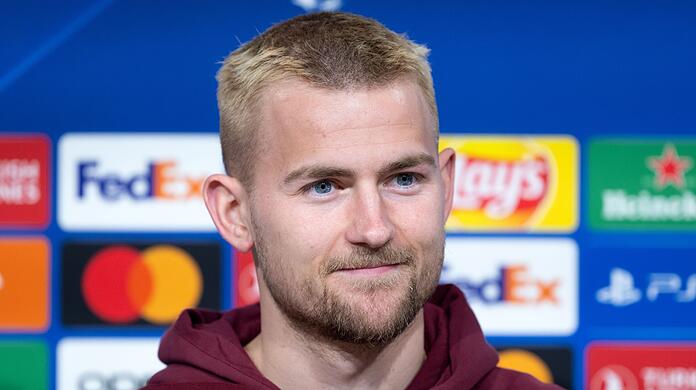 Pressekonferenz FC Bayern München in der Allianz Arena. Matthijs de Ligt von München auf dem Podium.