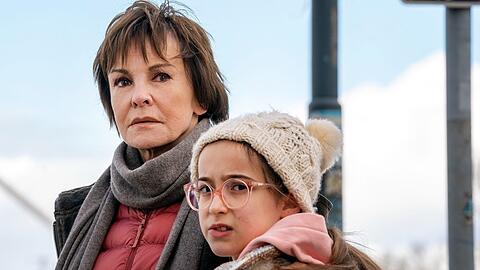"Der Usedom-Krimi: Gute Nachrichten": Karin Lossow (Katrin Sass) mit ihrer Nichte Merle (Elsa Krieger).