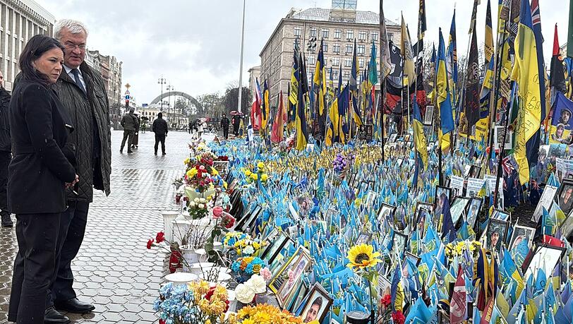 Ein Schweigemoment für Tausenden toten Soldaten und Soldatinnen der Ukraine - Ministerin Baerbock besucht Kiew.