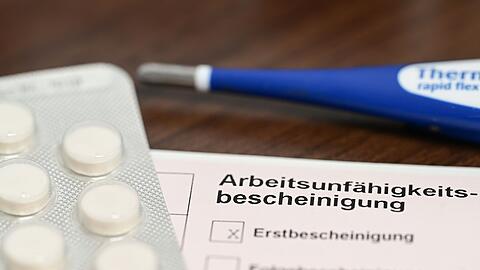 Krankheitsbedingte Fehlzeiten im Job bleiben 2025 auf erh&ouml;htem Niveau. (Archivbild)