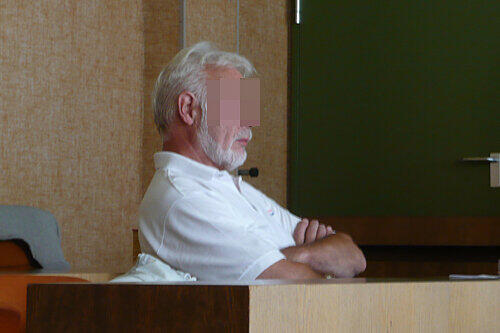 Hundehalter Günther K. auf der Anklagebank.