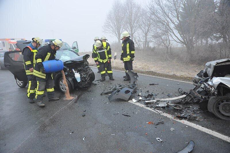 Bei einem Glatteisunfall in Katzenbach, in der Nähe von Dorfen, sind mehrere Personen schwer verletzt worden. Unter den Verletzten war auch ein Kleinkind.