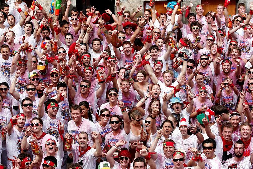 Busen, Bullen und Proteste: Das San Fermines Festival in Pamplona gehört ohne Zweifel zu den wildesten und verrücktesten Volksfesten der Welt - sehen Sie hier die besten Bilder.