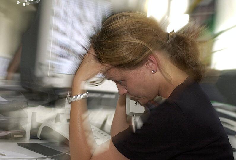 Wenn am Arbeitsplatz die Belastung zu groß wird, greifen immer mehr Menschen zu leistungssteigernden Mitteln wie Psychopharmaka und Amphetaminen.