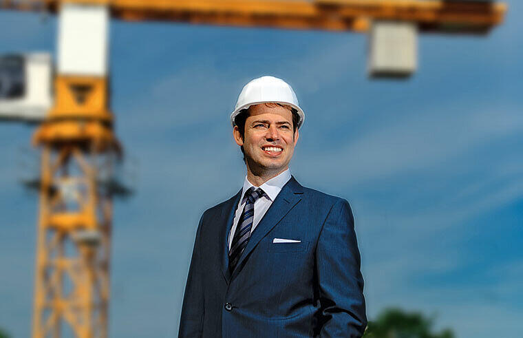 Der Münchner Unternehmer Christian Hirmer, hier auf einer seiner Baustellen, baut das deutsche WM-Quartier in Brasilien.