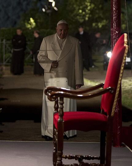 Gläubige beten gemeinsam mit dem Papst den Kreuzweg - die Bilder.