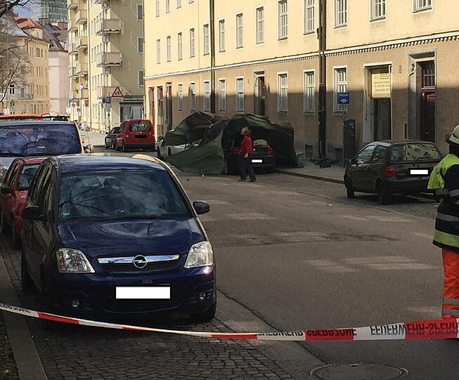 Hoffentlich ist der Besitzer des Wagens gegen Sturmschäden versichert.