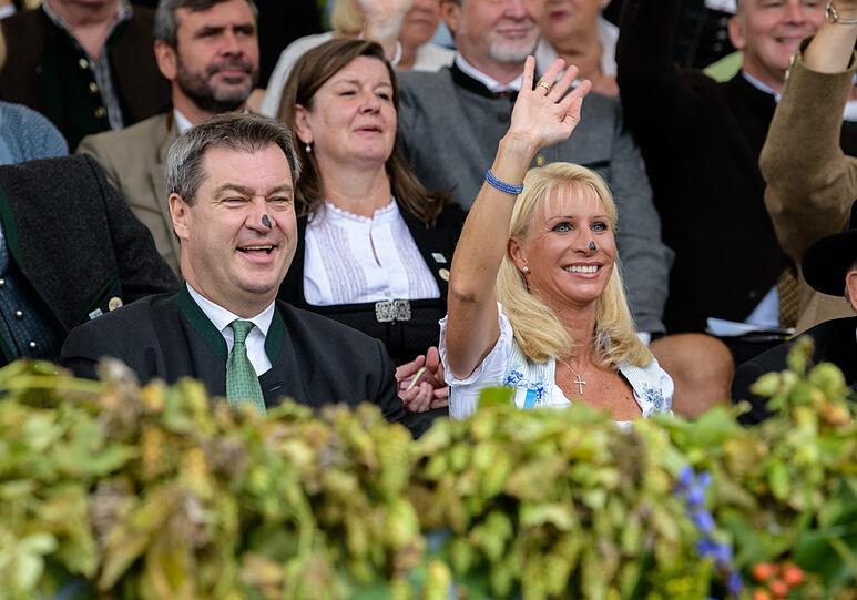 So ein Glück! Rechtzeitig zu Beginn des traditionellen Trachten- und Schützenzuges kam am Sonntag die Sonne raus.