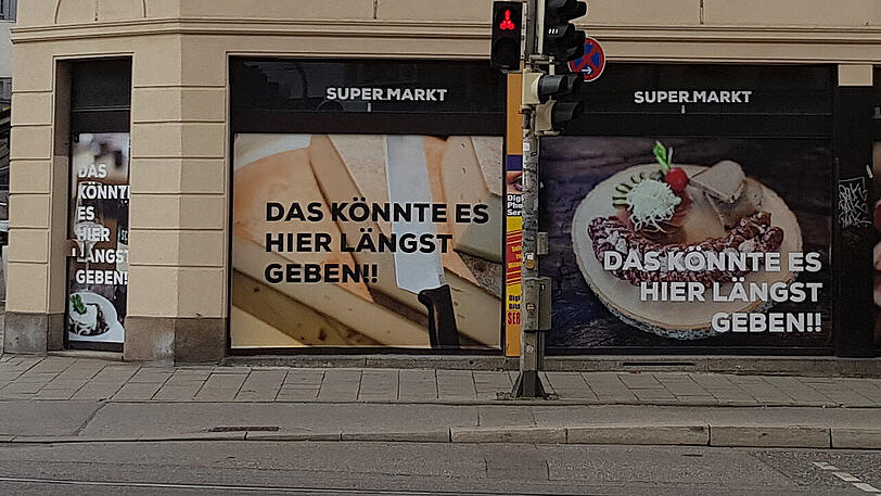 Plakataktion an leerem Laden: So sah es am Montagmorgen am Max-Weber-Platz aus.