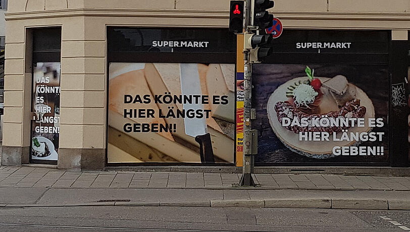 Plakataktion an leerem Laden: So sah es am Montagmorgen am Max-Weber-Platz aus. Plakataktion an leerem Laden: So sah es am Montagmorgen am Max-Weber-Platz aus.