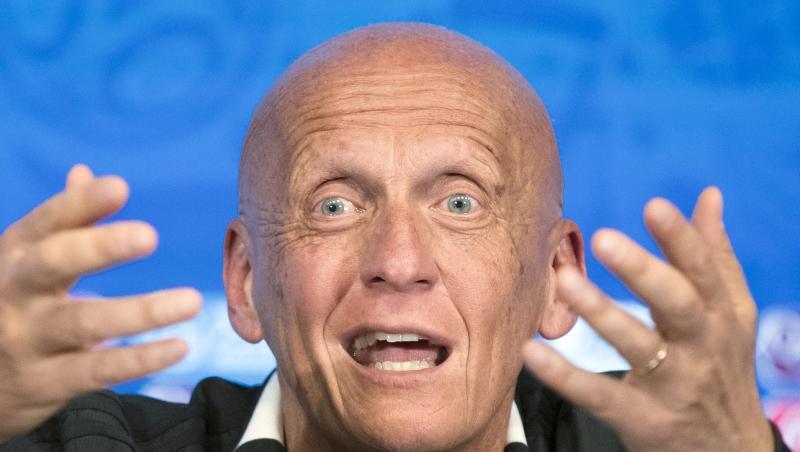 Pierluigi Collina lobt den Videobeweis. Pierluigi Collina lobt den Videobeweis.