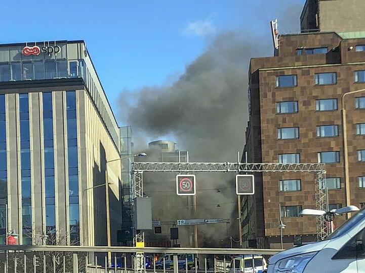 Der Bus ging nach der Explosion im Stockholmer Stadtzentrum in Flammen auf.