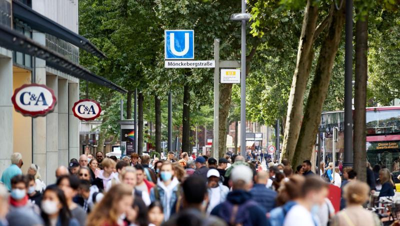 Menschen gehen die Einkaufsstraße Mönckebergstrasse in Hamburg entlang. Deutschlands Bevölkerungszahl ist erstmals seit zehn Jahren leicht zurückgegangen.