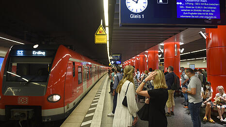 Wer mit der S2 fahren möchte, muss ab 30. Oktober mit einigen Einschränkungen rechnen.  (Archivbild)