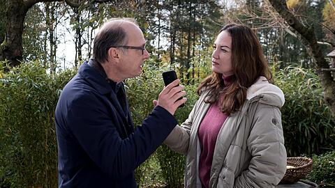 "Unter anderen Umständen: Dämonen": Arne Brauner (Martin Brambach) zeigt Jana Winter (Natalia Wörner) auf seinem Handy die Anrufe von Axel.