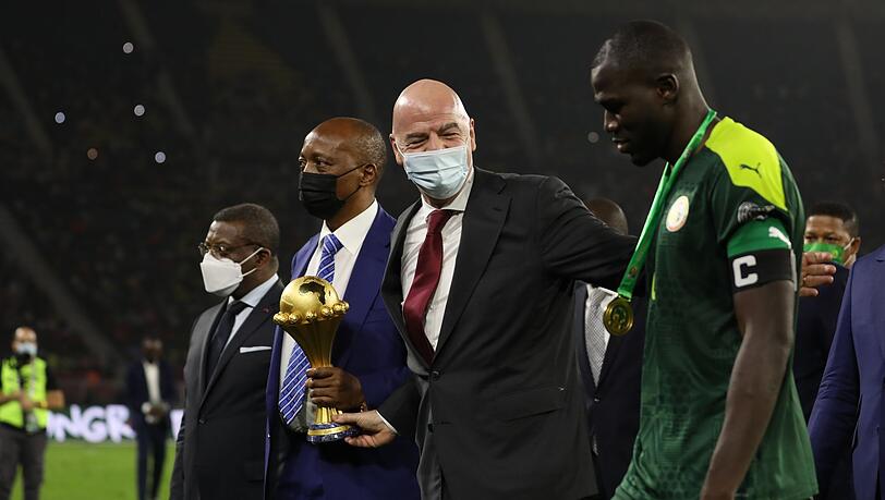 Der Präsident der Afrikanischen Fußballkonföderation (CAF), Patrice Motsepe (l-r), FIFA-Präsident Gianni Infantino und der senegalesische Nationalspieler Kalidou Koulibaly.