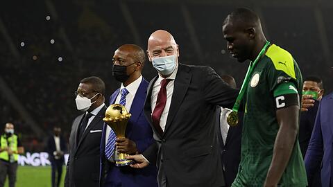 Der Präsident der Afrikanischen Fußballkonföderation (CAF), Patrice Motsepe (l-r), FIFA-Präsident Gianni Infantino und der senegalesische Nationalspieler Kalidou Koulibaly.