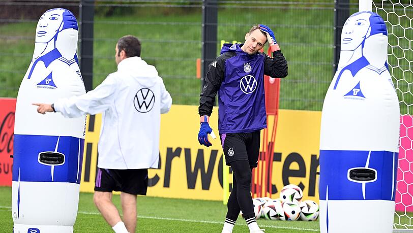 Torwart Manuel Neuer beim DFB-Training in Herzogenaurach.