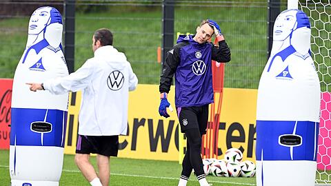 Torwart Manuel Neuer beim DFB-Training in Herzogenaurach.