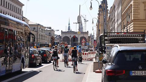 In der Ludwigstraße teilen sich Busse, Radler und Autos die Wege.