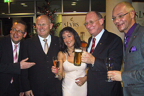 Amüsierten sich auf der Aftershow-Party: Kabarettist Volker Heißmann, BMW-Chef Franz Inzko, Sternstunden-Managerin Jutta Munz, SPD-Chef Franz Maget und Kabarettist Martin Rassau (v. li.).