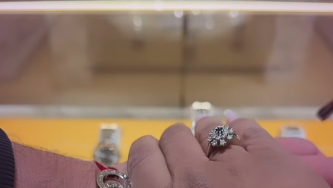 Patricia Blanco bekam in der Silvesternacht einen Heiratsantrag. So sieht der Ring aus. Patricia Blanco bekam in der Silvesternacht einen Heiratsantrag. So sieht der Ring aus.