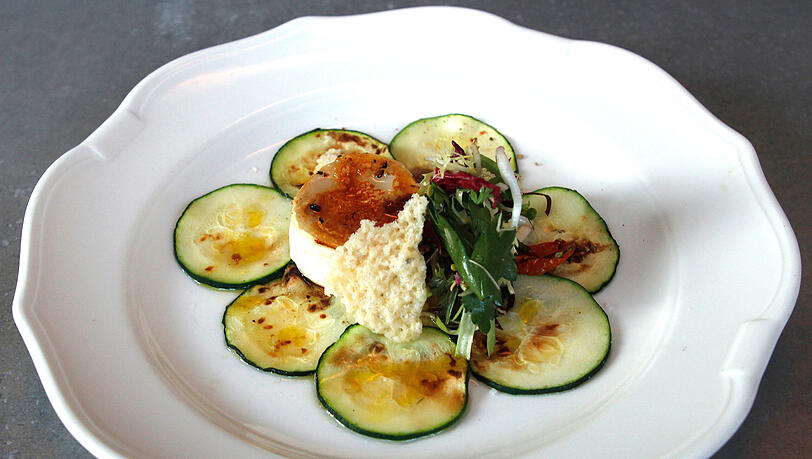 Erster Gang; Zucchini-Carpaccio mit gegrilltem Ziegenkäse, Kräutersalat und Trüffelhonig. Erster Gang; Zucchini-Carpaccio mit gegrilltem Ziegenkäse, Kräutersalat und Trüffelhonig.