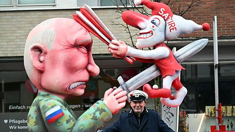 Der D&uuml;sseldorfer Karnevalswagenbauer Jacques Tilly l&auml;sst sich nicht dadurch einsch&uuml;chtern, dass er in Russland angeklagt worden ist.