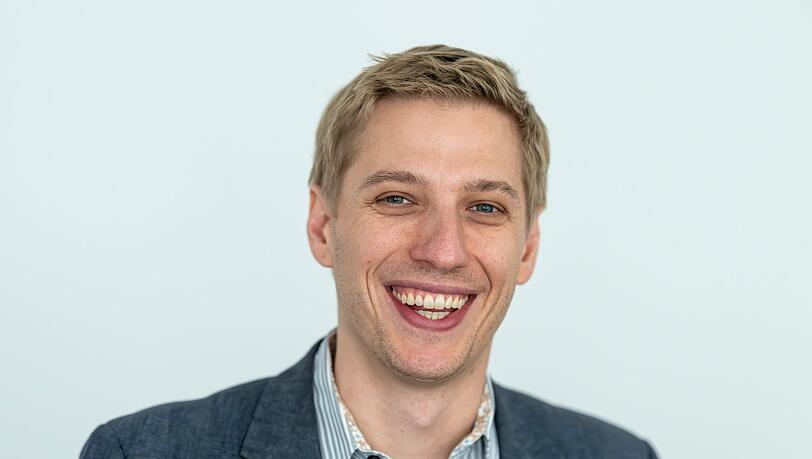 Der M&uuml;nchner Oberb&uuml;rgermeister Dominik Krause (Gr&uuml;ne) erh&auml;lt von seinem Vorg&auml;nger Dieter Reiter (SPD) die Amtskette. (Archivbild)