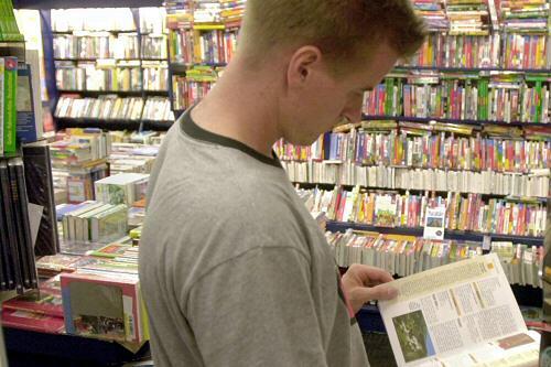 Ein Mann stöbert in einer Buchhandlung