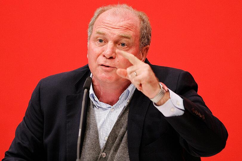 Der damalige Manager des Fussball-Bundesligisten FC Bayern Muenchen, Uli Hoeness, spricht im Rahmen der Jahreshauptversammlung des Bundesliga-Fussballvereins in Muenchen (Foto vom 12.11.07)