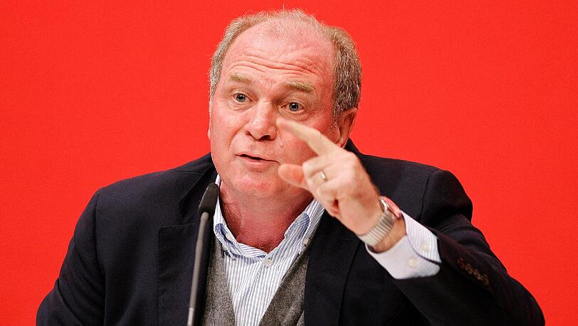 Der damalige Manager des Fussball-Bundesligisten FC Bayern Muenchen, Uli Hoeness, spricht im Rahmen der Jahreshauptversammlung des Bundesliga-Fussballvereins in Muenchen (Foto vom 12.11.07) Der damalige Manager des Fussball-Bundesligisten FC Bayern Muenchen, Uli Hoeness, spricht im Rahmen der Jahreshauptversammlung des Bundesliga-Fussballvereins in Muenchen (Foto vom 12.11.07)
