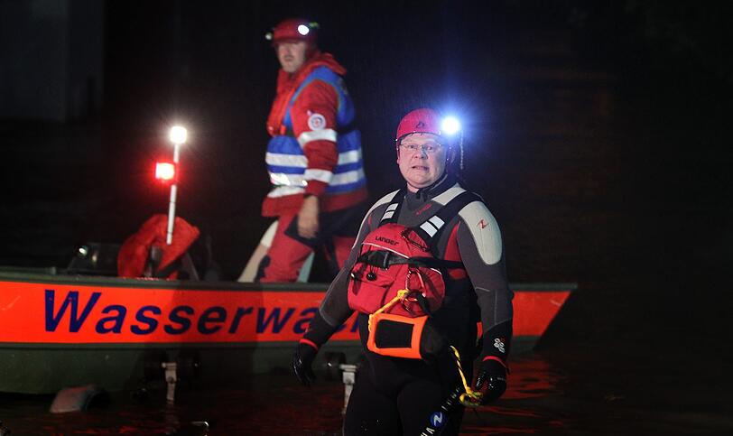 Helfer der Wasserwacht waren die ganze Nacht im Einsatz.