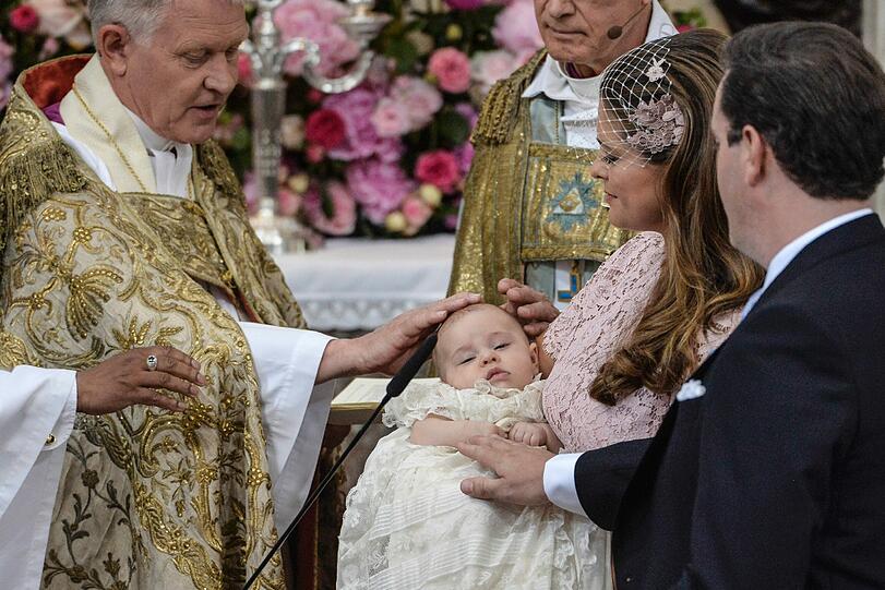 Der schwedische Bischof Anders Wejryd (L) tauft die kleine Prinzessin Leonore.