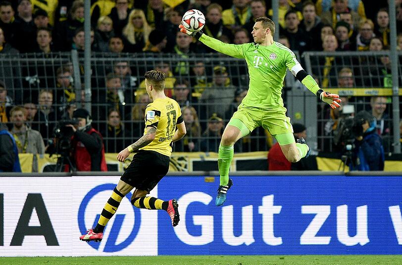 MANUEL NEUER NOTE 1
Sehr souverän, der Torhüter. Bei Rückpässen wie im Herausschlagen der Bälle (meist mit links). Nach der Pause blieb der Ex-Schalker cool im Bananen-Regen von der Südtribüne. Und dann kam die Titanen-Parade schlechthin. Fischte den Reus-Freistoß gerade noch von der Linie -daher die Note 1.