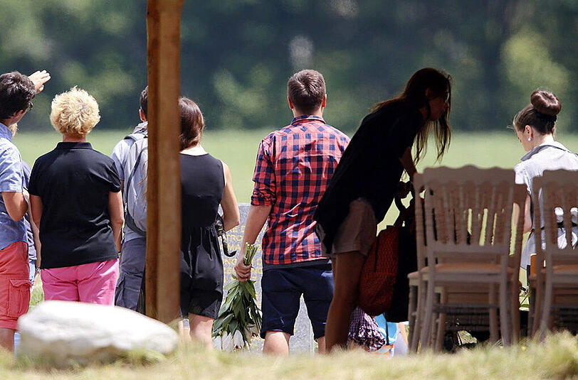 Genau vier Monate nach der Germanwings-Katastrophe gedenken Angehörige in den französischen Alpen der Opfer.