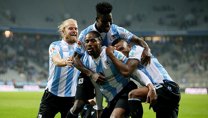 TSV 1860:
Gibt's die nächste Zittersaison? Obwohl die Löwen mit Vitor Pereira einen internationalen Star-Trainer und namhafte Verstärkungen (Ba, Amilton, Gytkjaer, Lumor und Boya) im Winter holten und stabiler geworden sind, steckt das Team weiter tief im Abstiegskampf. Den Nachweis, dass sie &bdquo;zu gut für den Abstieg&ldquo; sind, wie Präsident Peter Cassalette behauptete, bleiben sie noch schuldig.
Tabellenplatz 14 mit 32 Punkten
Aktuelle Form: Durchwachsen. Sieben Punkte aus fünf Spielen. Die jüngste 0:3-Pleite gegen Aue war schmerzhaft.
Restprogramm: (H) Sandhausen, (A) Kaiserslautern, (H) Braunschweig, (A) Dresden, (H) Bochum , (A) 1. FC Heidenheim
Rettungschancen: Gut, vorausgesetzt die vorzeigbare Heimbilanz kann gegen Sandhausen, Braunschweig und Bochum weiter ausgebaut werden. Wenn nicht, wird&rsquo;s eng.